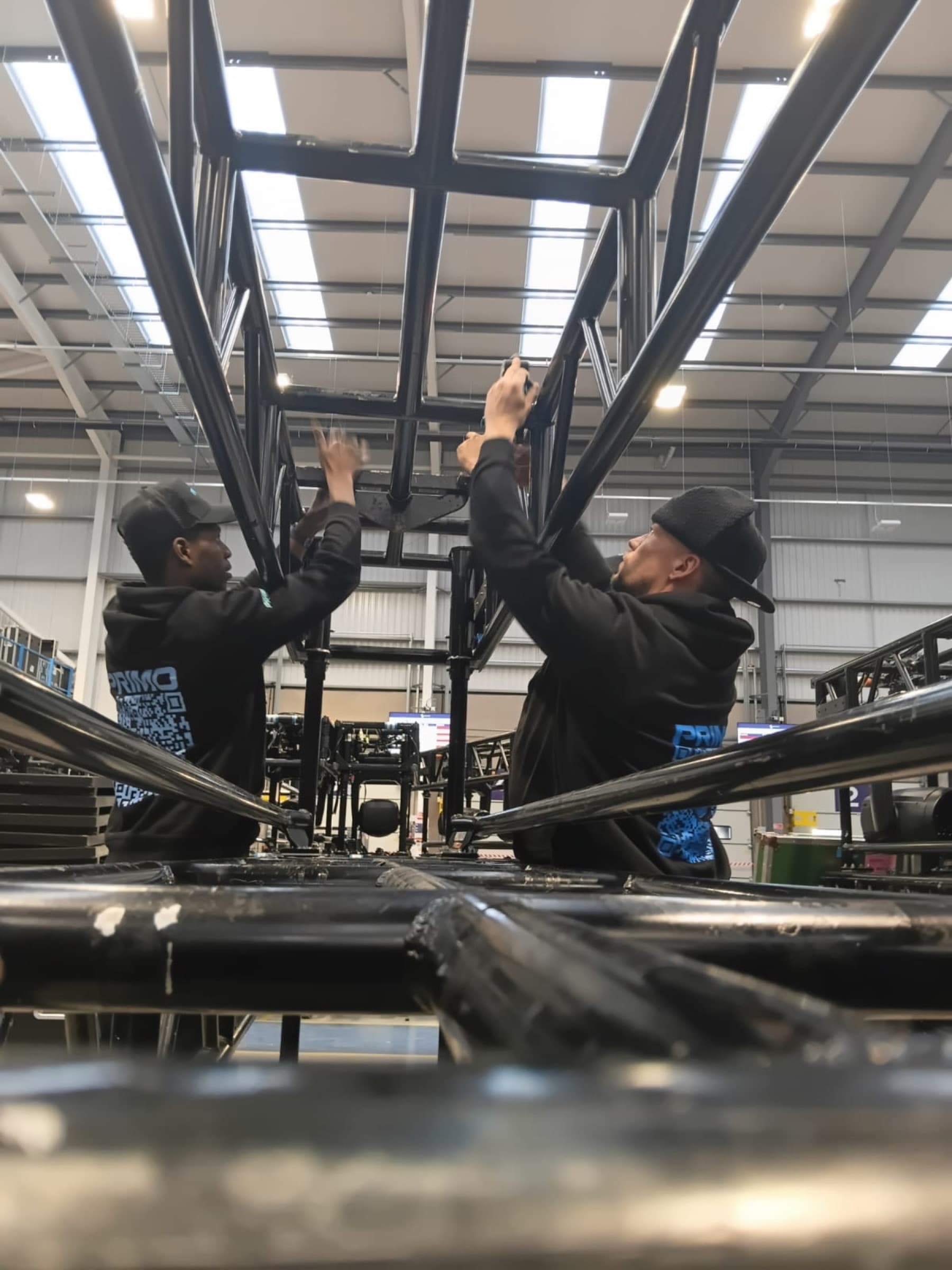 Primo specialists assembling an overhead rig